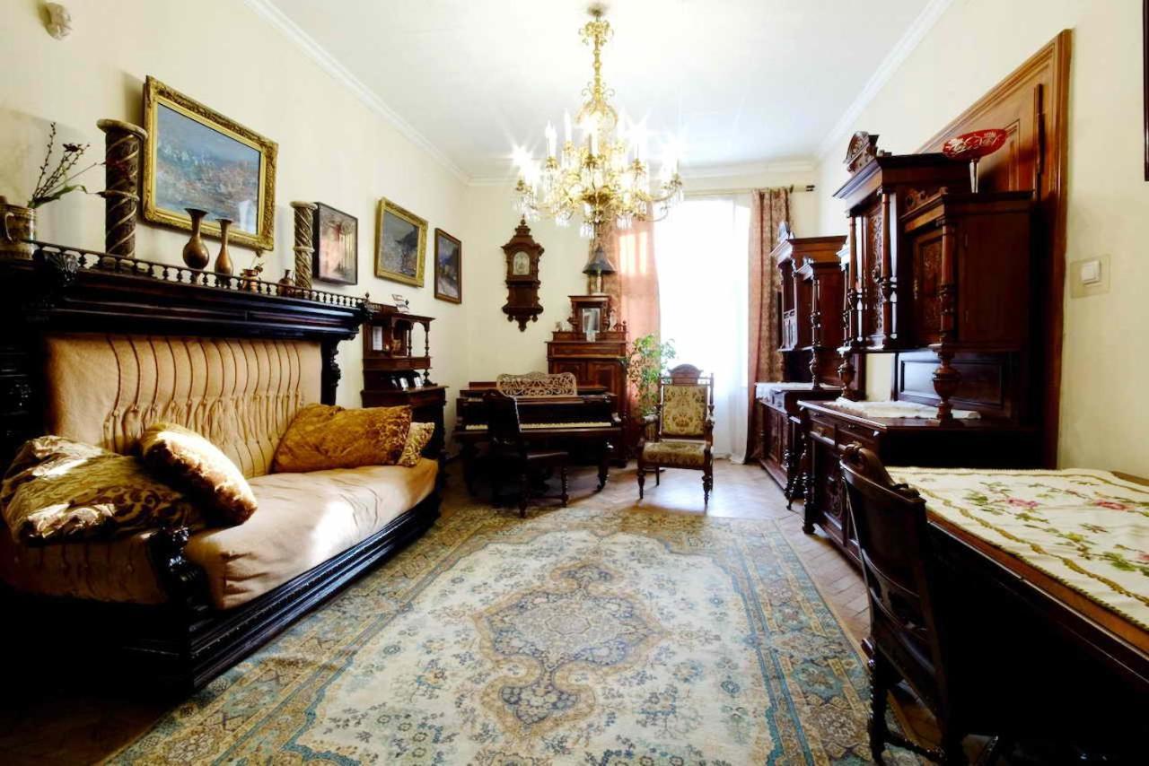 "Eva Stories" Movie Apartment On Rynok Square Lviv Dış mekan fotoğraf