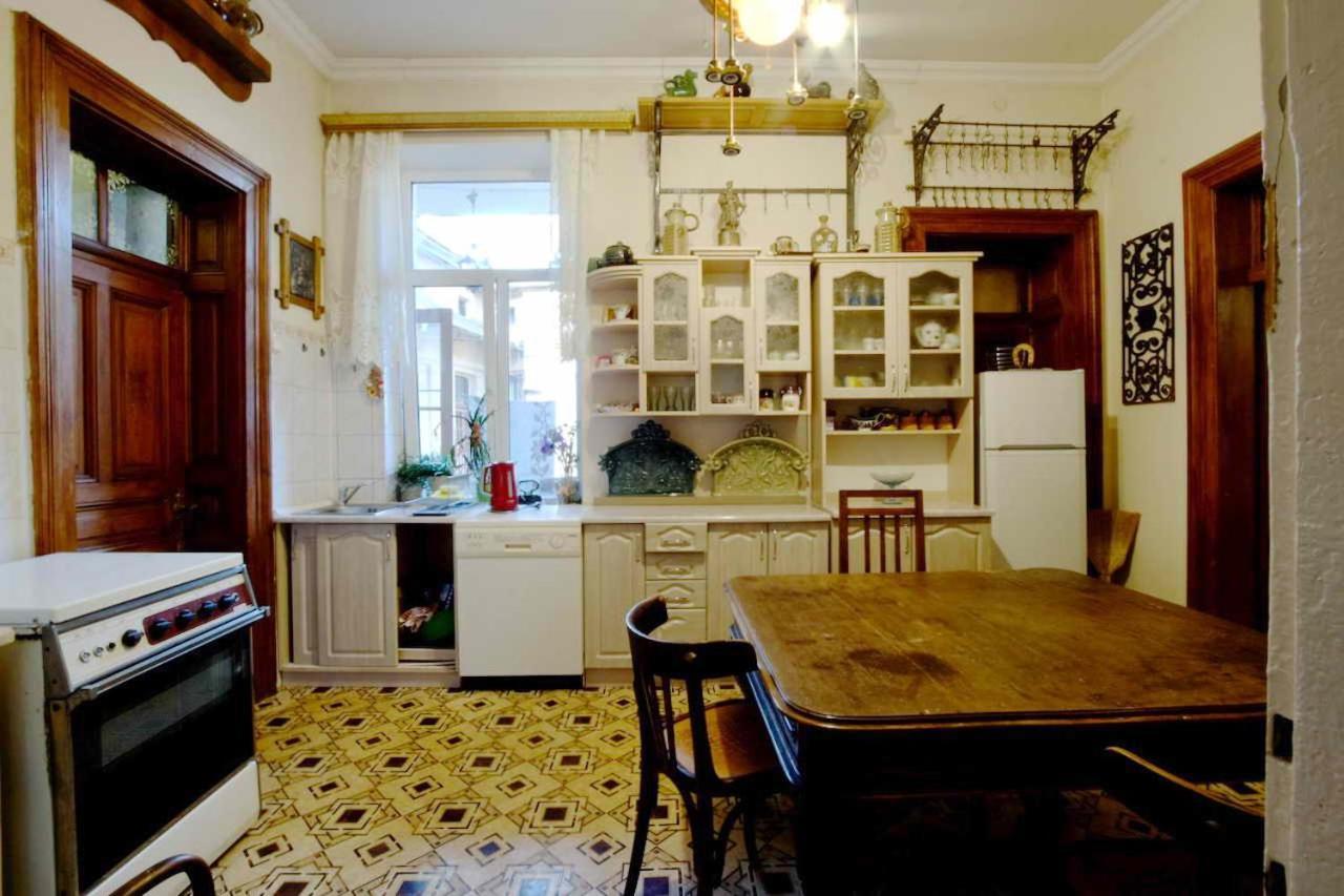"Eva Stories" Movie Apartment On Rynok Square Lviv Dış mekan fotoğraf